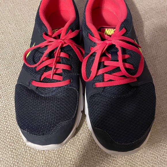 Women’s Nike Flex Experience RN. Size 9.5 - Picture 5 of 6